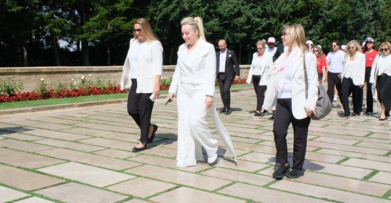 Emel Uslu Atik “EUAVAKFI”  Dünya Gençliğini Atamızla Buluşturdu..