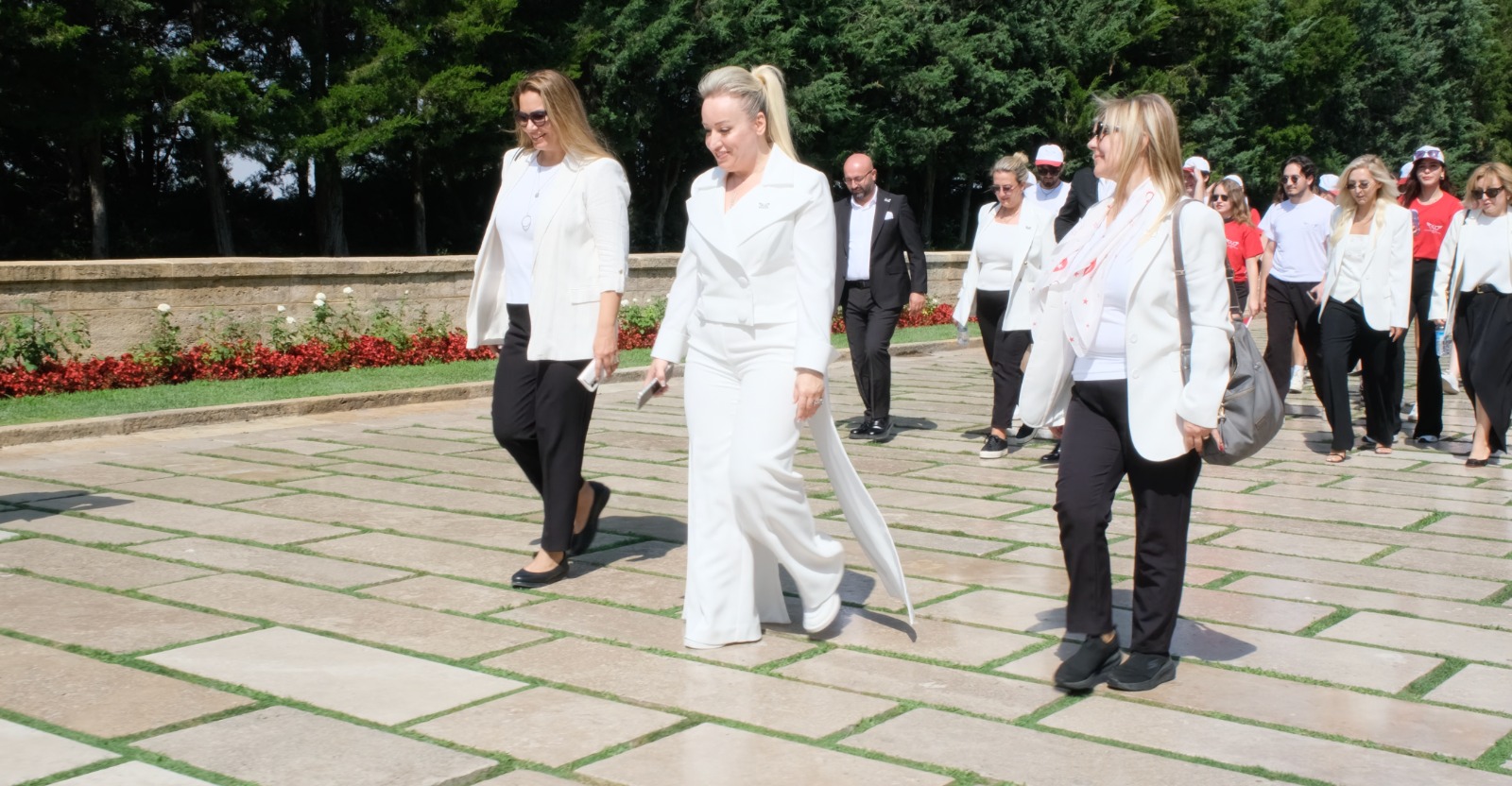 Emel Uslu Atik “EUAVAKFI”  Dünya Gençliğini Atamızla Buluşturdu..