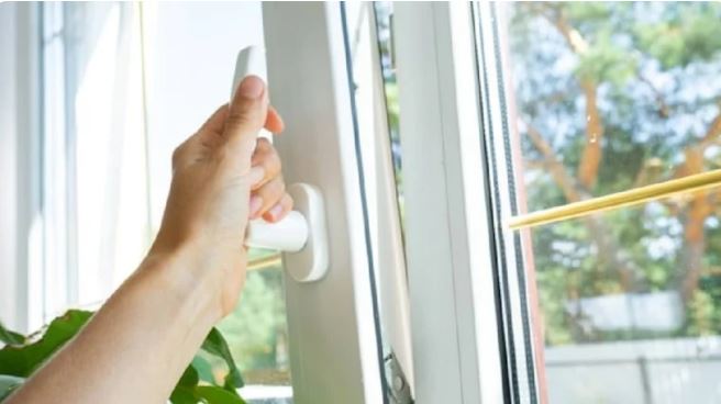 Kış Öncesi Pencerelerde Gizli Ayar: Basit Dokunuşla Isı Kaybını Önleyin