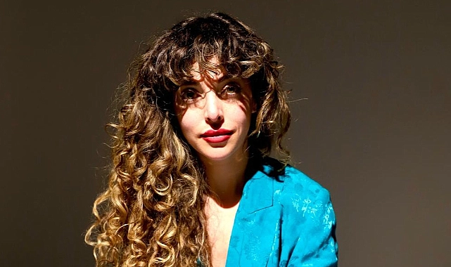 Seda Ekici. Müziğe ve sanata, aşk ve tutku gözüyle bakan; sanatın ışığından uzak kalamayan, şarkı söylerken gözlerinin içi gülen ve o an dünyanın en mutlu insanı olan kişi olarak Seda Ekici.  Sporu da şarkı söylemek kadar çok seven,  sanatçının spordan ayrı kalmaması gerektiğine inanan biriyim.  Düzenli spor yapmak ve sağlıklı beslenerek sanatına daha çok ilham kaynağı oluşturmak, şarkı söylemek, müzik öğrenmek ve öğretmek, yol halinde olup sürekli yolculuk yapmak; kültürleri, insanları, müzikleri tanımak gibi gibi şeylerin gerçekten bir tutkunu olarak ben. Yani böyle merhaba demek istedim.  – Annem adımı koyarken, hayatına ses ve ışık saçmamı istediğini söylemiş babama. Bu yüzden ismimi Seda koymak istemiş. Anlamını yaşatmak da bana kaldı… Müziğe karşı hep çok büyük merakım ve ilgim vardı. Işıkların, sahnelerin izine düşmek, şarkı söylerken kendini dünyanın her yerinde hissetmek, her duyguya izin vermek inanılmaz özgür hissettiriyordu. Aslında başka bir üniversitede hayatımı şekillendirmiştim ve müzikle de dolaylı olarak ilgileniyordum. Sonra bu işin okulunu da okumak ve sanatını ileri taşımak istedim. İstanbul Teknik Üniversitesi Devlet Konservatuarından mezun olmadan önce, ritim aletlerini çalıyordum. Bir sürü güzel isime eşlik etme şansı yakaladım; Birsen Tezer, Kenan Doğulu, Snarky Pupy…  İstanbul Teknik Üniversitesi’nde okurken şarkı söylemenin yeniden çok güzel bir dünya olduğunu hatırladım ve bir kaç projede yer aldım. İki tane single çıkardım. “Iğdır’ın Al Alması” ve “Yağmur Yağar Taş Üstüne” adlı çok sevdiğim iki eseri akustik olarak piyano-gitar eşliğinde seslendirdim ve yeniden yorumladım. Bazen düet, bazen solo projelerde yer aldım.  Kendi projem dışında Fırat Çavaş’ın senelerdir emek verdiği proje olan “Doğa İçin Çal 12” projesinde “Deniz Üstü Köpürür” eserinde diğer sanatçı arkadaşlarım gibi şarkı söyleyerek yer aldım ve projeye destek verdim.  Bir yandan müzik öğretmenliği ve eğitmenlik yaparak müziğimin akademik düzeyde yeterli olması için hem öğrenci yetiştirdim, hem kendim gün geçtikçe yeterli olmaya ve öğrenmeye, başarmaya çalıştım.  İlerleyen zamanlarda hem single çalışmaları hem yeni projelerin içinde yer almayı çok isterim ve yeni isimlerle tanışmak isterim.  Hikayeme bir yenisini ekleyerek devam etmek beni çok heyecanlandırıyor.  – Bu sektörü söylediğim gibi ışıltı içerisinde görüyorum ama tabii bazı zorlukları da var bu ışıltının. Yapmak istediğiniz projeler için güzel isimlerle çalıştığınızda herkes yaptığı işten çok memnun oluyor. Bu da bir sonraki proje için heyecanı tırmandırıyor. Doğru bir çalışma ile sektörün içinde siz tavrınızı ve tarzınızı şekilleniyorsunuz diyelim. – Aşk da kariyer de öncelikli hayatımda. Çünkü işini aşkla yapan kariyerinin basamaklarını adım adım çıkabilir. Aşk olmadan sanat ve sanatçı parıldayamaz gibi geliyor.  – Bu yolda kırmızı çizgiler olmak zorunda. Bunların en önemlisi, dürüst ve işine sadık kalmak. Bunun aksini gördüğümde o işin içinde yer almak istemiyorum. Ve geleceğe taşıyacak işlerin içinde yer almak isterim. Yani amacına yönelik çalışmaların içinde olmaktan gurur duyarım. – Mesleği seçerken ailem yönlendirmedi özellikle. Ama hep çok destekledi. Çocukken Maksim Gazinosu’na babamla beraber ailecek gittiğimizde çok heyecanlanırdım. Kesinlikle büyüdüğümde şarkı söylemek ya da dans etmek istiyordum. Şarkı söylemeyi seçtim.  Belki bunların etkisi olmuştur…  – Meslek olarak seçtiğim yoldan gidiyorum. Ama müzik öncesinde başka eğitimler de aldım o işleri kısa süre yapıp bıraktım ve şimdi sadece seçtiğim alanda ilerliyorum. – Özellikle örnek aldığım tek bir isim olmamakla beraber bir kaç sanatçının duruşuna ve hayatına karşı çok bağlıyım. Ama şimdi burda anlatmak uzun olabilir. Sezen Aksu, Yıldız Tilbe, Sertap Erener, Kenan Doğulu, Tarkan gibi daha burda sayamadığım bir sürü ismin şarkılarını seslendirirken çok mutluyum.  Ailem beni her zaman hangi alanı seçersem seçeyim sonuna kadar destekledi. Kimi zaman endişeleri oluşsa da onları anlıyorum ve onlar da beni sabırla dinlediler. Şanslıyım, iyiki varlar.  – Eleştirdiğim bir tarafım var; mükemmele yakın bir bakış açısına sahip oluyorum kimi zaman. Bu da çok iyi hissetmediğiniz ve öngörmediğiniz işlerin, alanların içinde olmamayı gösterir. Yani olunca en iyisi olsun istiyorum diyelim. Bunun olumlu tarafları da var; yaptığınız şeyler gerçekten içinize siniyor ve bu sizi daha çok ileriye götürüyor.  Olumlu olarak ise, gerçekten çalışkan biri olduğumu ve bir işin sorumluluklarını alabilen biri olduğumu söylüyorlar daha çok arkadaşlarım ve iş hayatındaki arkadaşlarım ya da eğitim alanındaki eğitmen arkadaşlarım…  Bazen çok yüksek enerjisi olan, sürekli olumlu düşünen biri olduğumu da söylerler. Sanırım bunlar doğru  Gülmeyi çok seviyorum ve başarmaya karşı tutkum büyük. – Haber portallarınızı  öncelikle şık buluyorum. Hem içerik zengin, hem haber niteliği sağlam ve merak uyandırıcı.  Bu kadar güncel kalmayı nasıl başarıyor doğrusu bilmiyorum ama çalışan ekip muhteşem.Gerek gündemi, sanatı ve sanatçıyı takip ediş şekli, gerek sanatçılar hakkında yapılan haberlerin olumlu anlamda reklam olduğunu ve sanata, sanatçıya güzel destek olduklarını düşünüyorum.  Kendi adıma da portallarınıza ve çalışanlarına teşekkür ederim başarılarının devamını dilerim. Bizlerde kendisine uğurlar ve Başarılar Arzu ediyoruz..