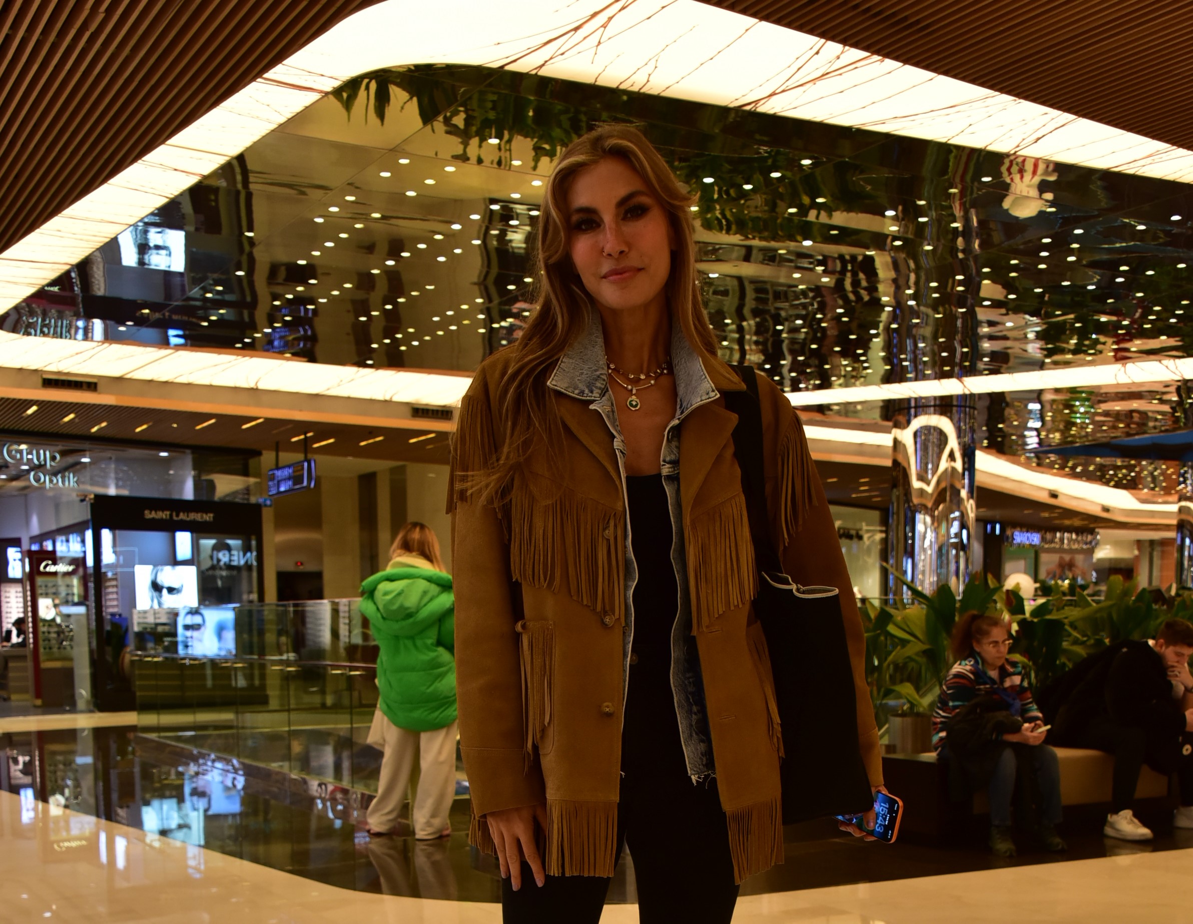 ÇAĞLA ŞIKEL  ALIŞVERİŞ TURUNDA