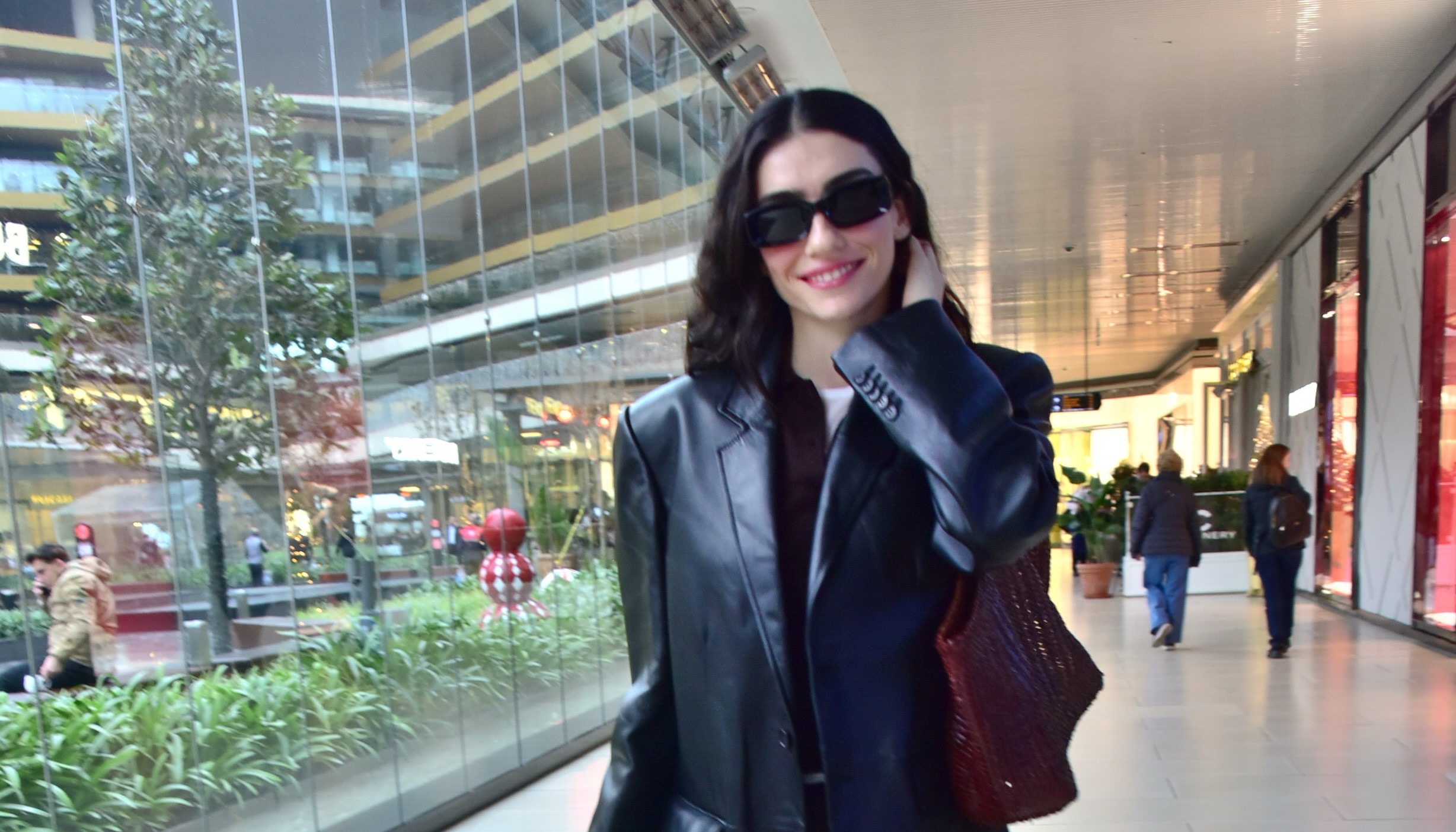 HAZAR ERGÜÇLÜ ŞIKLIĞI GÖZ KAMAŞTIRDI